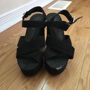 ⭐️ 2/$20 H&M Black Platform Suede Heels